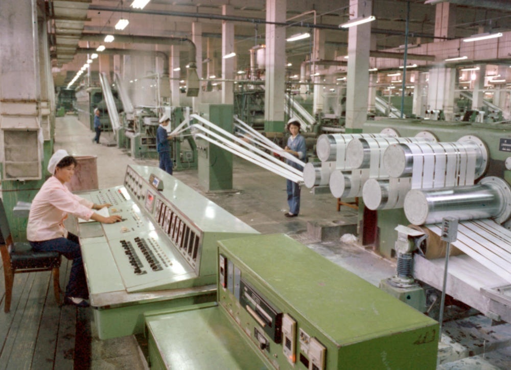1981年，東北遼陽(yáng)石油化學(xué)纖維廠抽絲車間一角。新華社發(fā)