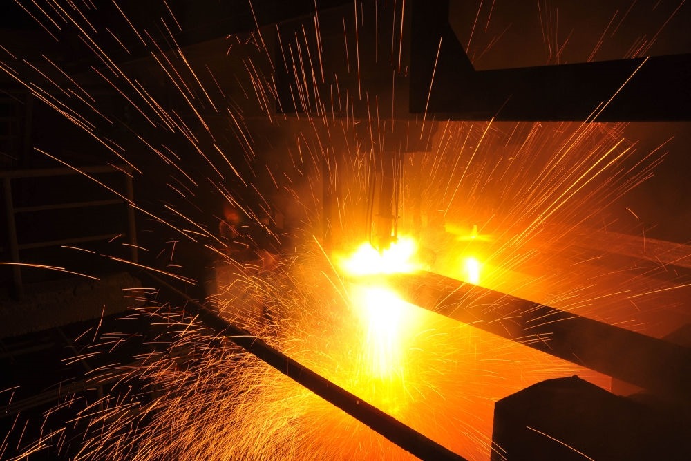 2015年3月10日，東北特鋼集團(tuán)大連基地生產(chǎn)的合金鋼連鑄坯進(jìn)行定尺切割。新華社發(fā)