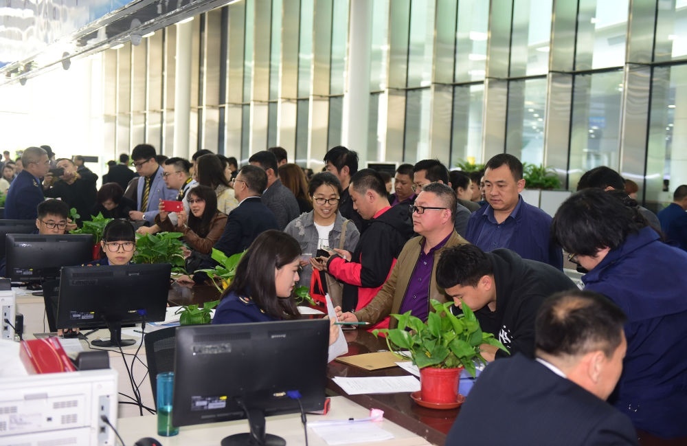 2017年4月10日，中國(guó)（遼寧）自由貿(mào)易試驗(yàn)區(qū)沈陽(yáng)片區(qū)揭牌當(dāng)日，眾多企業(yè)咨詢注冊(cè)。新華社記者楊青攝