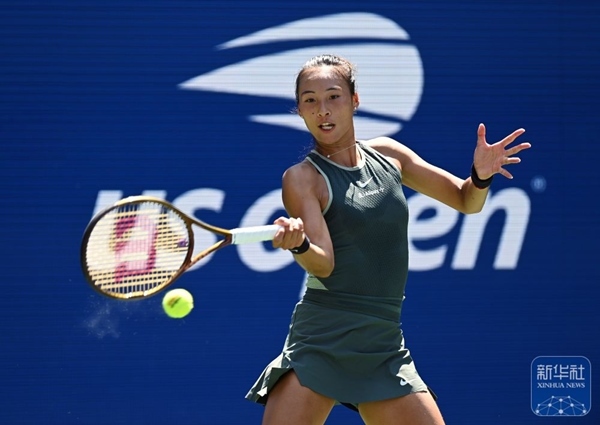 鄭欽文在比賽中回球。新華社記者 李睿 攝