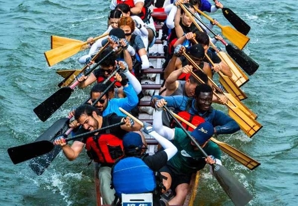 “熊貓叨叨”團(tuán)隊(duì)參加龍舟比賽。