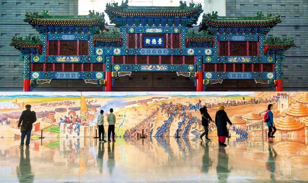 △2022年1月，觀眾在首都博物館參觀“穿越時(shí)空的大運(yùn)河”數(shù)字影像展。