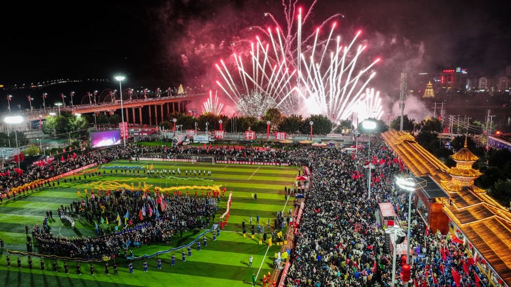 2024全國“村晚”示范展示活動暨貴州“村超村晚”舉行音樂煙花秀表演（無人機照片，2024年2月3日攝）。新華社記者 劉續(xù) 攝