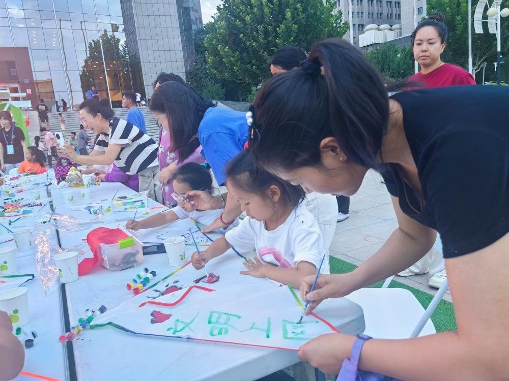 △家長(zhǎng)與孩子一起參與“文明上網(wǎng)”系列主題活動(dòng)。