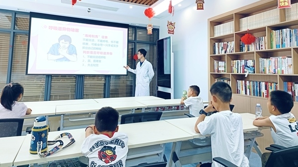 西安交通大學(xué)“筑夢醫(yī)心·護佑三農(nóng)”實踐團開展健康科普。校方供圖