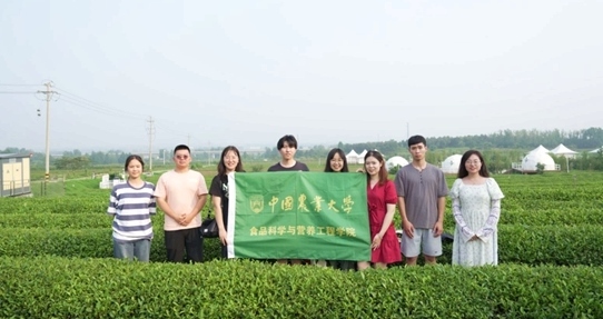在山東日照，中國農(nóng)業(yè)大學(xué)食品學(xué)院實踐團就農(nóng)業(yè)生產(chǎn)智能化設(shè)備、肥料選用等問題開展實地調(diào)研，并面向300余名村民陸續(xù)開展4次科普宣講。校方供圖