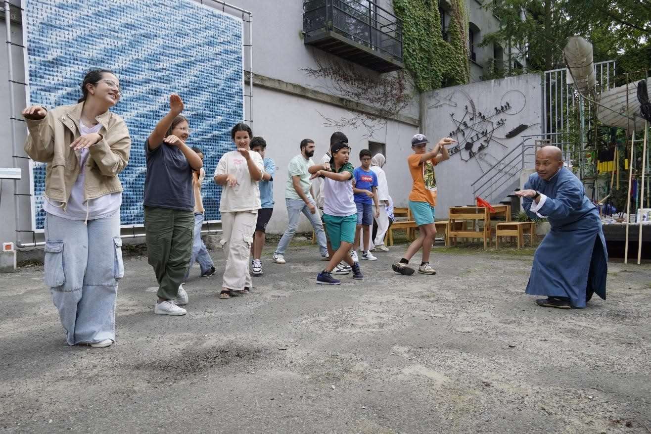 孩子們與魯汶大學(xué)武術(shù)老師，北少林長(zhǎng)拳傳人羅師傅學(xué)習(xí)中國(guó)功夫。比利時(shí)維他命文化傳媒供圖