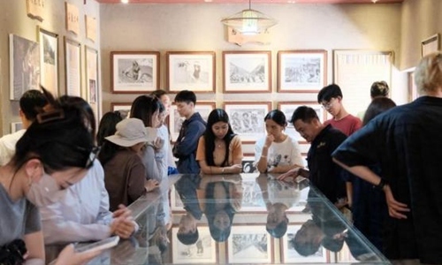 同學們觀摩文旅設計。校方供圖