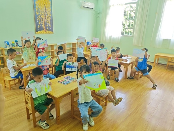 孩子們?cè)诠嫱泄馨嗌袭嫯嬚n。莫菲菲攝