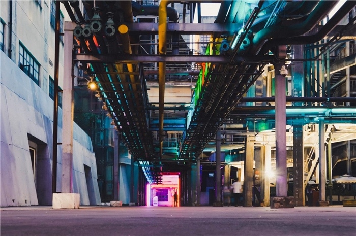 東郊記憶園區(qū)工業(yè)橫街完整地保留了園區(qū)的工業(yè)元素，如工業(yè)煙囪、動力管廊架和水塔等，形成了園區(qū)獨特的工業(yè)風景線。資料圖片