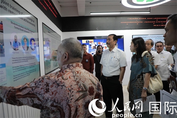 印尼對(duì)華合作牽頭人、統(tǒng)籌部長(zhǎng)盧胡特（中）參觀中國(guó)—印尼新能源材料與冶金工程技術(shù)聯(lián)合研究實(shí)驗(yàn)室。人民網(wǎng)記者曹師韻攝