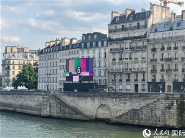 奧運會開幕式，安置在塞納河兩岸的大屏幕。人民網(wǎng)記者 何蒨攝