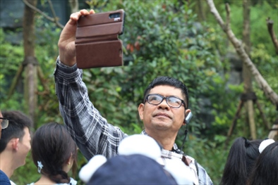 媒體考察團(tuán)成員在熊貓谷拍照“打卡”。（李佩藺 攝）