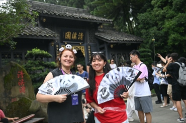 媒體考察團成員在都江堰清溪園合影留念。（陳斌 攝）