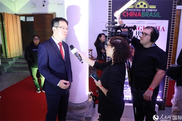 第三屆中國(guó)－巴西電影展主辦方巴西康橋博智文化傳媒公司總經(jīng)理陳翔廣在接受媒體采訪時(shí)表示，希望通過中巴電影展這個(gè)平臺(tái)促進(jìn)兩國(guó)文化交流，把更多的中國(guó)影視作品引進(jìn)巴西。人民網(wǎng)記者 陳一鳴攝