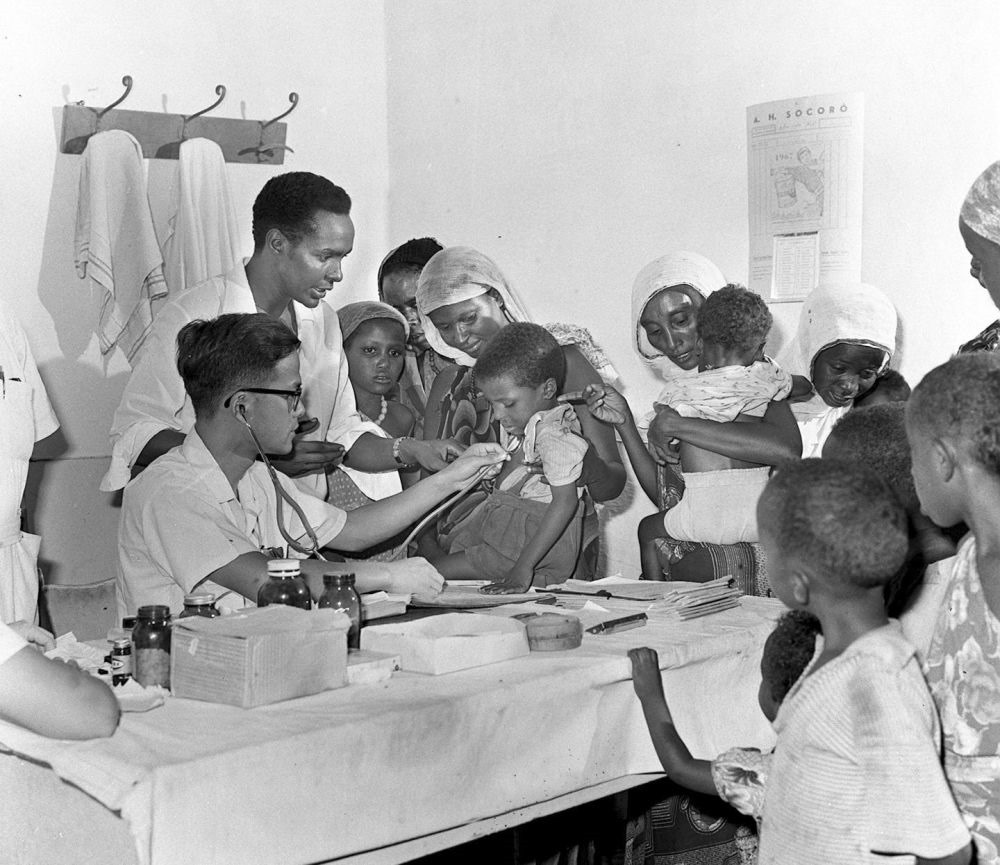 1968年4月，中國(guó)醫(yī)療隊(duì)醫(yī)生在索馬里阿弗戈依鎮(zhèn)巡回醫(yī)療時(shí)為當(dāng)?shù)貎和尾　? width=