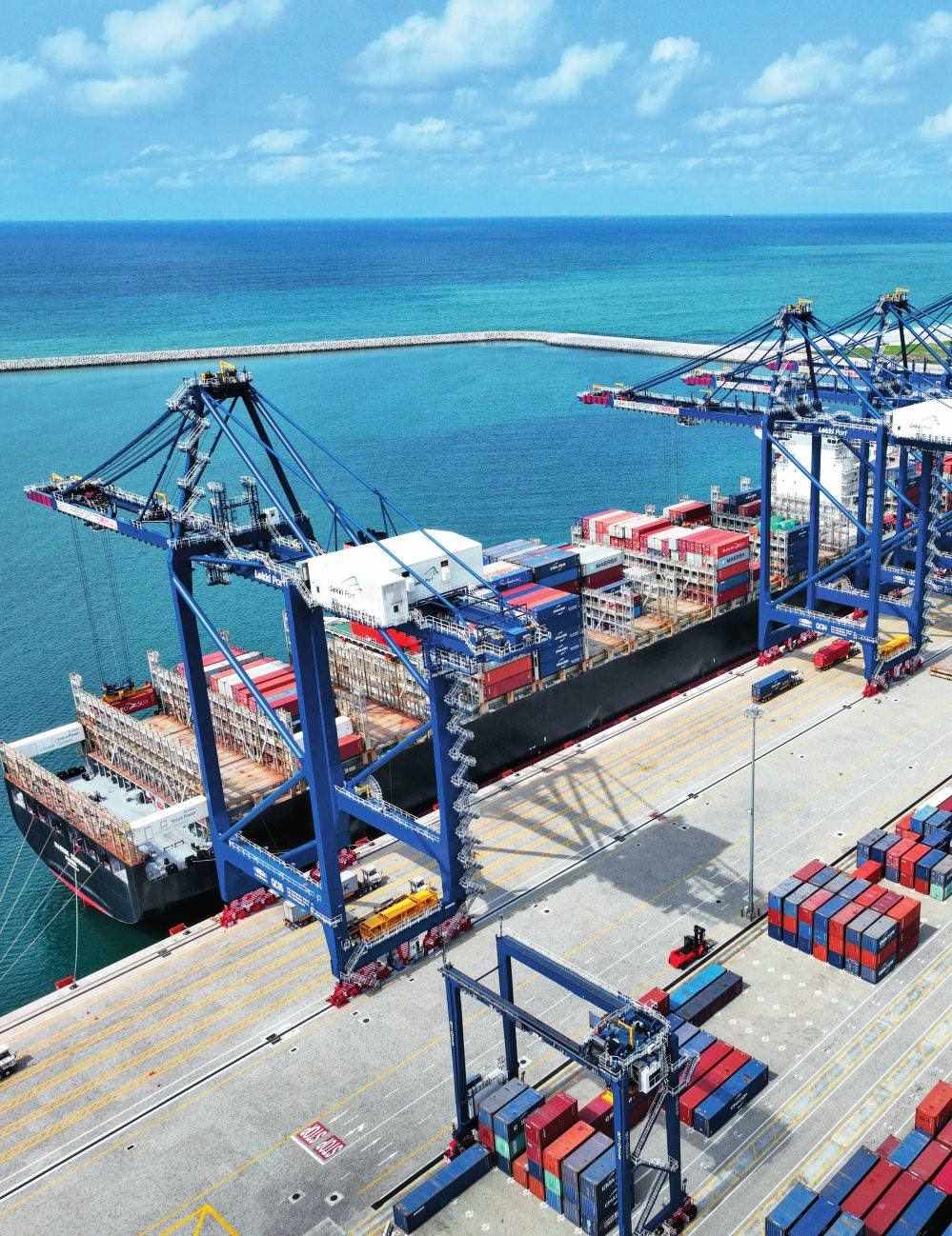 由中國(guó)港灣工程有限責(zé)任公司承建的尼日利亞萊基深水港位于中尼合作建設(shè)的拉各斯萊基自貿(mào)區(qū)內(nèi)，是尼日利亞首個(gè)現(xiàn)代化深水港和最大港口。圖為一艘貨輪在尼日利亞拉各斯萊基深水港裝卸集裝箱（2024 年 3 月 11 日攝）萊基港公司供圖