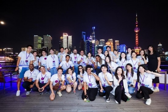 8月21日，中外青年在上海參觀時合影留念。新華社發(fā)（清華大學(xué)供圖）