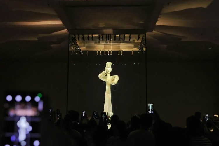 8月31日，亞洲媒體考察團參訪三星堆博物館?！吨袊?jīng)濟周刊》記者肖翊攝