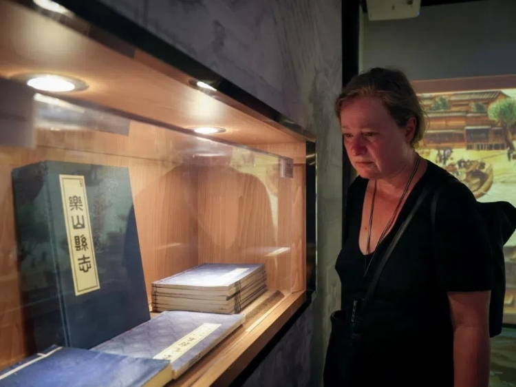 2024“一帶一路”媒體合作論壇聯(lián)合采訪調(diào)研行成員在蘇稽古鎮(zhèn)調(diào)研樂(lè)山歷史文化。本報(bào)記者 伊霄攝