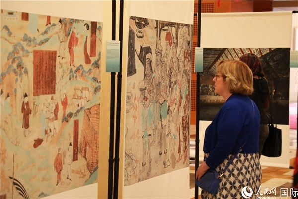 來(lái)賓在參觀敦煌高清攝影和壁畫(huà)高保真復(fù)制品。 人民網(wǎng)記者 李志偉攝