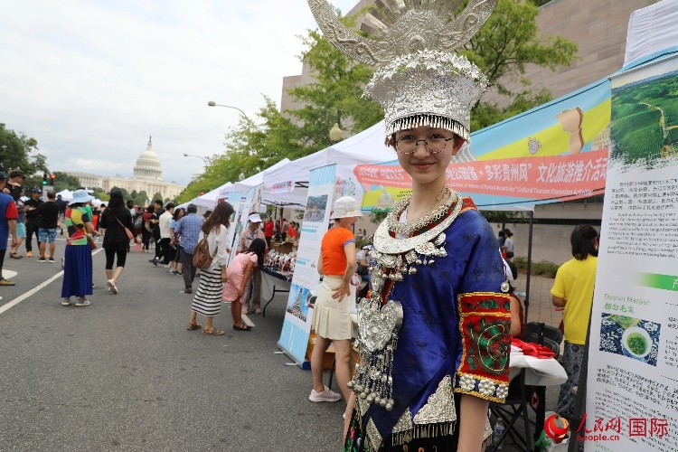 在第22屆美國(guó)華盛頓“中國(guó)文化節(jié)”上，一名當(dāng)?shù)孛癖娚泶┲袊?guó)少數(shù)民族服飾。人民網(wǎng)記者 李志偉攝
