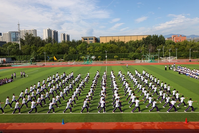 高一學(xué)生在開(kāi)學(xué)典禮中表演軍體拳。學(xué)校供圖