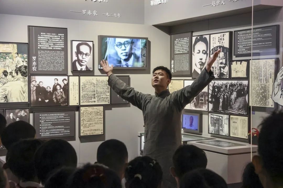 勞模身穿長袍再現(xiàn)烈士事跡。徐匯區(qū)總工會供圖