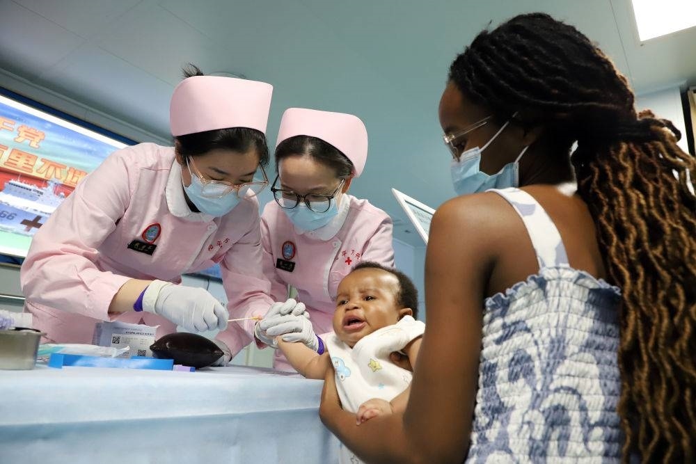 2024年8月12日，中國(guó)海軍“和平方舟”號(hào)醫(yī)院船在莫桑比克馬普托開(kāi)展醫(yī)療服務(wù)。