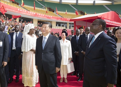 2018年7月22日，國(guó)家主席習(xí)近平在達(dá)喀爾同時(shí)任塞內(nèi)加爾總統(tǒng)薩勒共同出席塞內(nèi)加爾競(jìng)技摔跤場(chǎng)項(xiàng)目移交儀式。新華社記者 王曄 攝