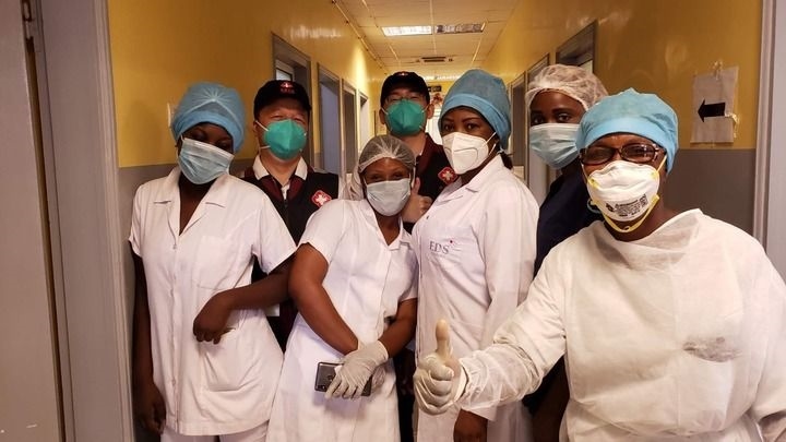 2020年5月26日，中國抗疫醫(yī)療專家組在剛果（布）首都布拉柴維爾指導新冠肺炎病房建設時，與當?shù)匾痪€醫(yī)務人員合影。新華社發(fā)