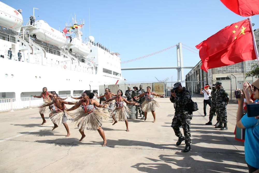 2024年8月16日，在莫桑比克馬普托港，當(dāng)?shù)匮輪T表演舞蹈，歡送中國(guó)海軍“和平方舟”號(hào)醫(yī)院船。