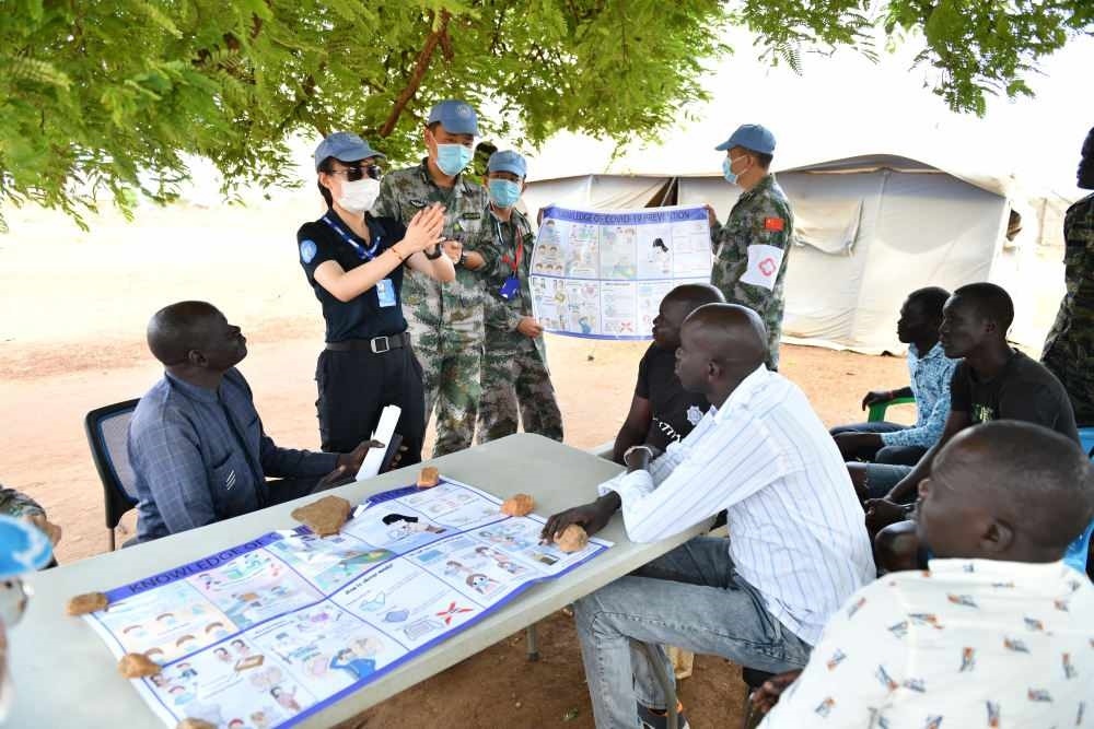 2020年3月，在南蘇丹首都朱巴，執(zhí)行聯(lián)合國(guó)維和任務(wù)的中國(guó)維和警察廖潔給當(dāng)?shù)鼐熘v解防疫知識(shí)。