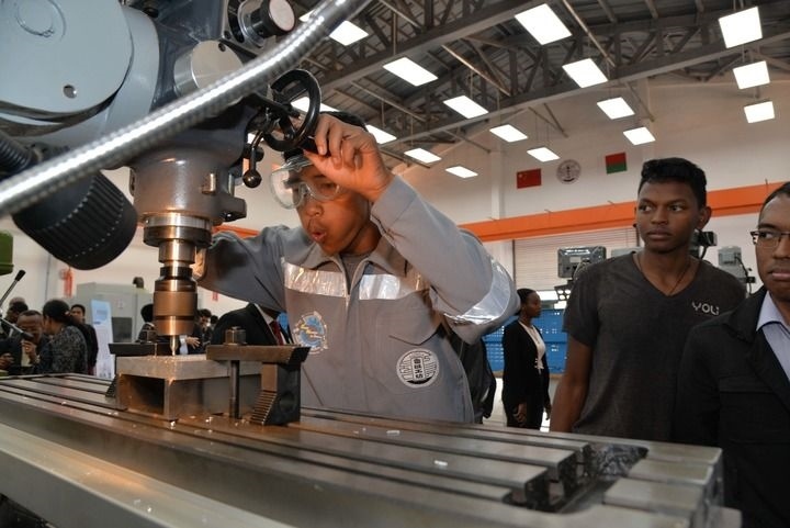 2024年4月26日，在馬達加斯加首都塔那那利佛，塔那那利佛大學理工學院的學生在魯班工坊操作設備。新華社發(fā)（西塔卡·拉喬納里松攝）