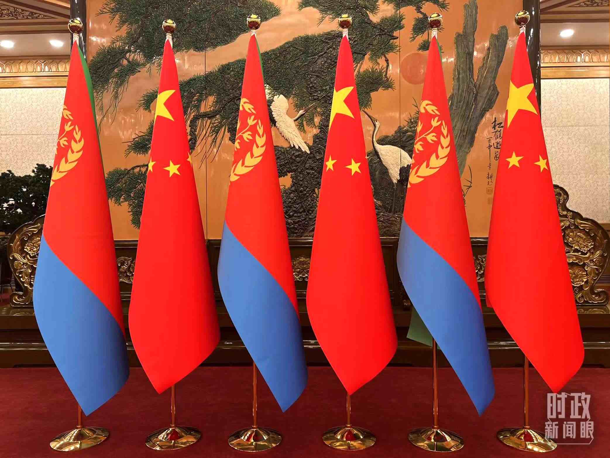 △會(huì)見(jiàn)現(xiàn)場(chǎng)擺放的中國(guó)和厄立特里亞兩國(guó)國(guó)旗。（總臺(tái)央視記者趙婷拍攝）