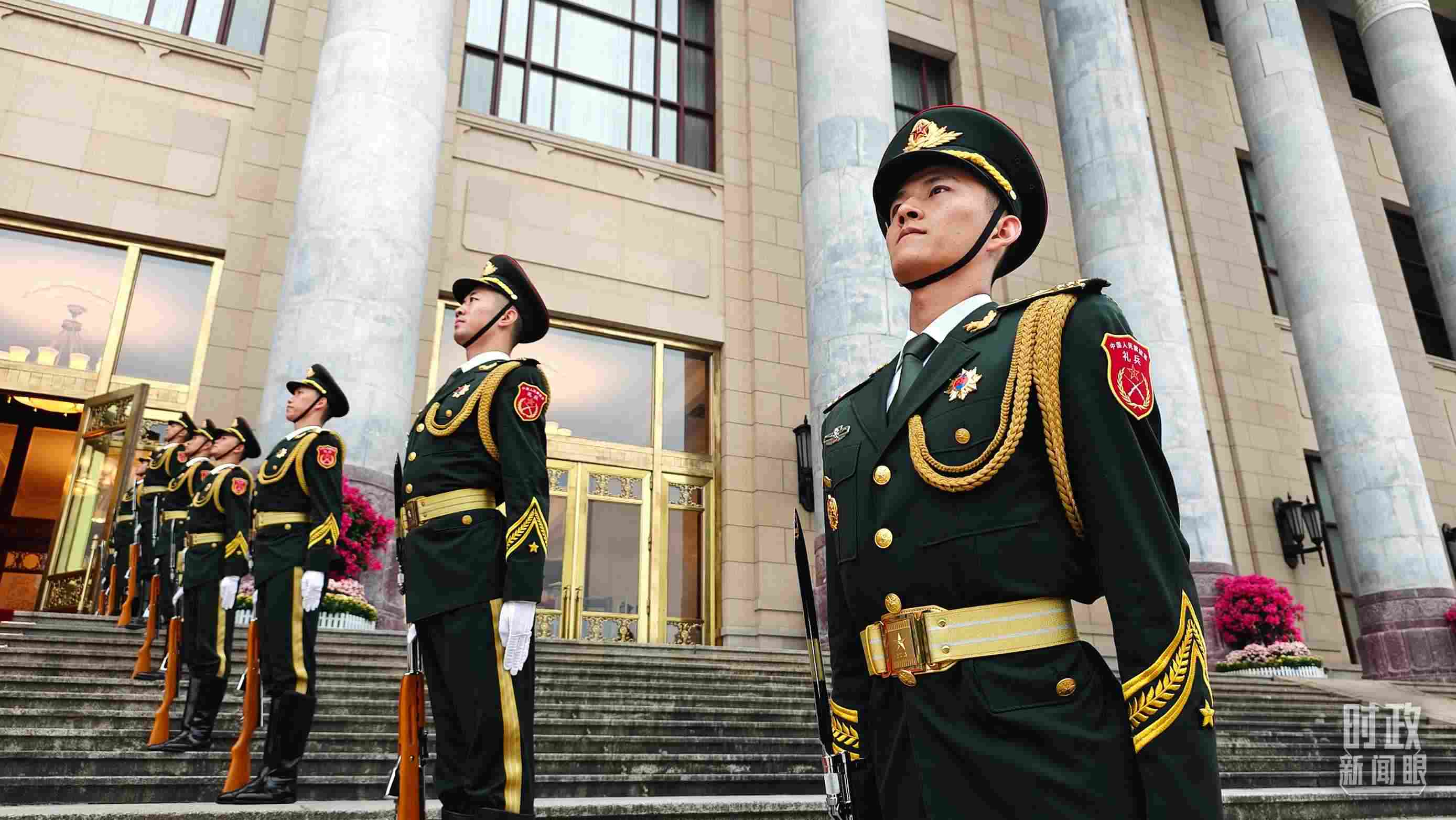  △人民大會堂外，禮兵列隊歡迎外國領(lǐng)導人。（總臺央視記者韓銳拍攝）