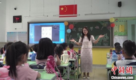圖為衡水市新苑小學(xué)，老師正在給學(xué)生講開學(xué)第一課的內(nèi)容。王天祥 攝