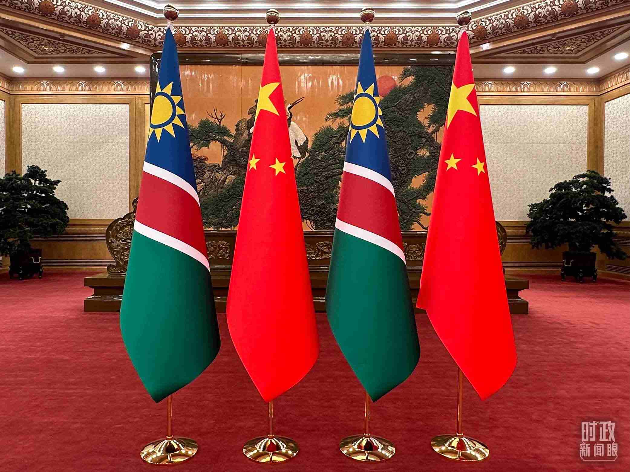  △雙邊會見現(xiàn)場的中國和納米比亞國旗。（總臺央視記者范一鳴拍攝）