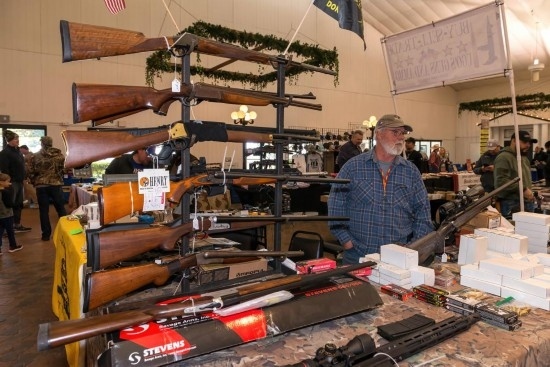 這是2022年1月22日在美國(guó)達(dá)拉斯槍展上拍攝的槍支。新華社發(fā)（李琳攝）