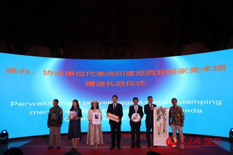 在展覽開幕式現(xiàn)場，本次展覽的承辦、協(xié)辦單位代表向印尼國家美術(shù)館贈送禮品。人民網(wǎng)記者 曹師韻攝