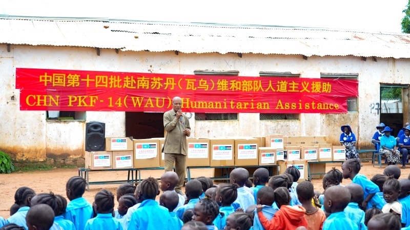 當(dāng)?shù)卣砀屑ぶ袊?guó)官兵。王軍杰攝