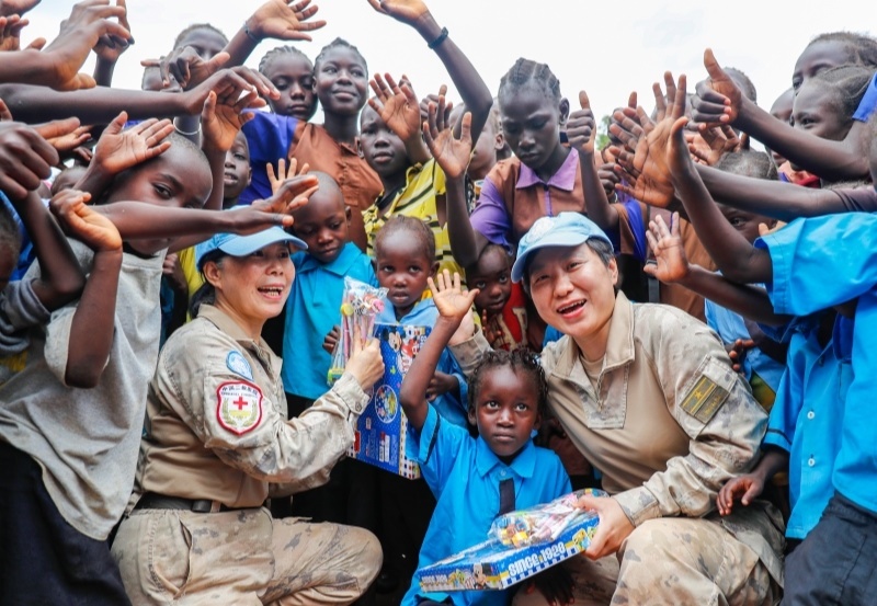 學(xué)生對(duì)中國(guó)官兵援助表達(dá)感謝。王皓宇攝