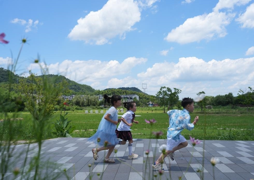 兒童在余姚市梁弄鎮(zhèn)的田野間奔跑（7月3日攝）。新華社記者翁忻旸 攝