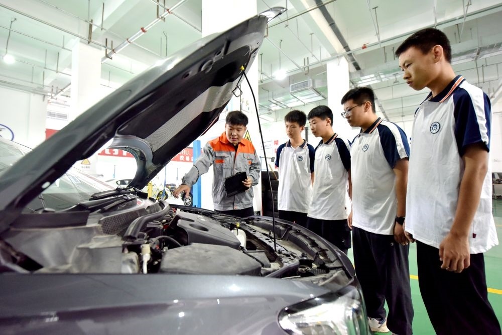 2024年6月7日，河北省邢臺市威縣職業(yè)技術(shù)教育中心教師在指導(dǎo)學(xué)生學(xué)習(xí)汽車維修技術(shù)。新華社記者 王曉 攝