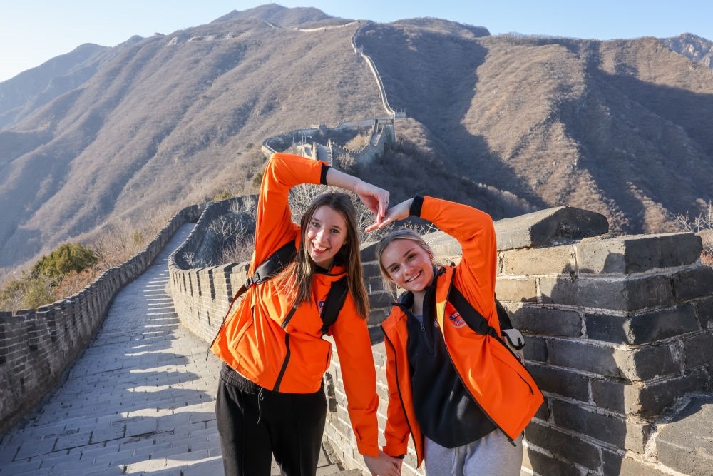 2024年3月20日，美國華盛頓州中學(xué)生代表團的成員在北京慕田峪長城留影。新華社記者 殷剛 攝