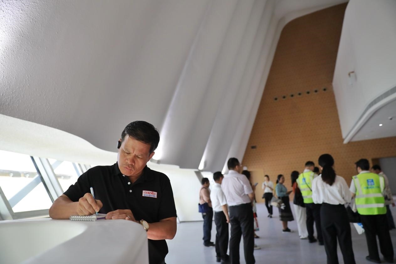 亞洲媒體考察團(tuán)參觀綜合劇場(chǎng)外墻?！吨袊?guó)經(jīng)濟(jì)周刊》記者 肖翊攝