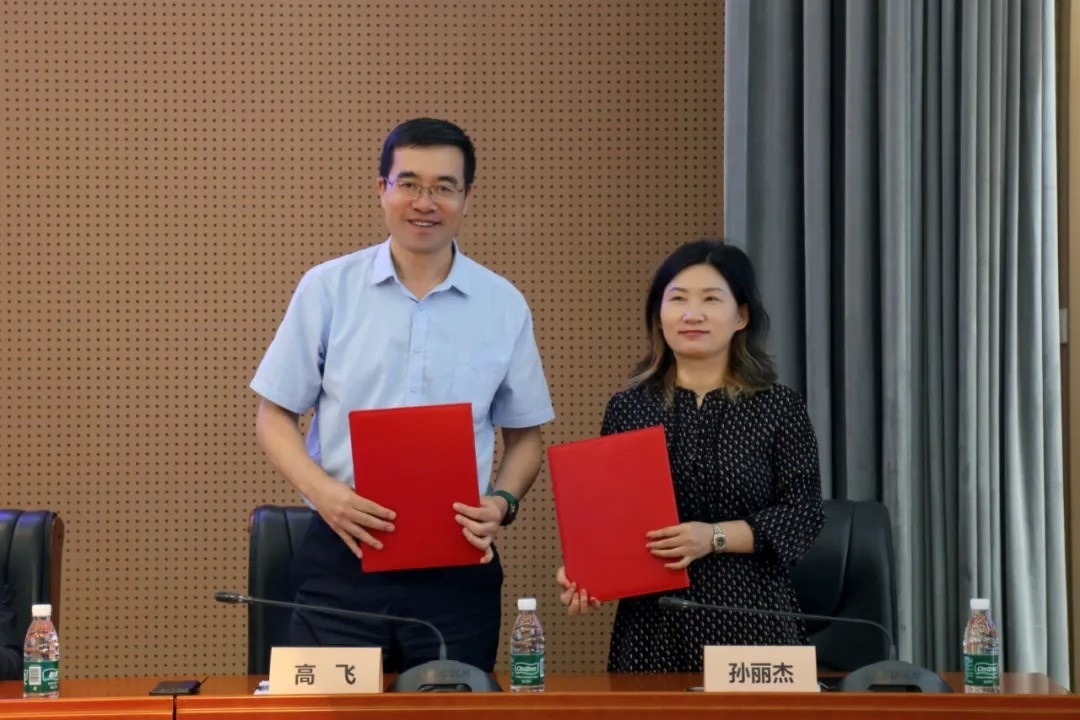 外交學(xué)院副院長(zhǎng)高飛與中國國際科學(xué)技術(shù)合作協(xié)會(huì)執(zhí)行副會(huì)長(zhǎng)兼秘書長(zhǎng)孫麗杰簽署戰(zhàn)略合作備忘錄并啟動(dòng)科技外交官搖籃計(jì)劃。主辦方供圖