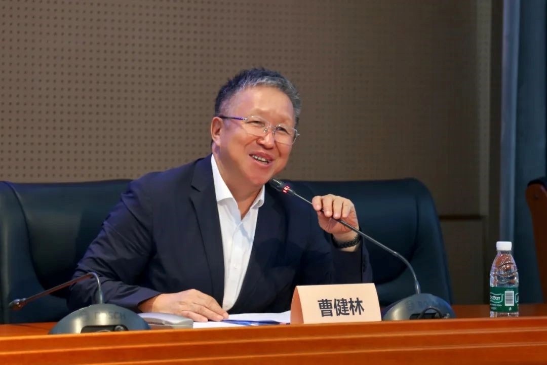 科技部原副部長(zhǎng)、十三屆全國政協(xié)教科衛(wèi)體委員會(huì)副主任、現(xiàn)任季華實(shí)驗(yàn)室理事長(zhǎng)、主任曹健林致辭。主辦方供圖