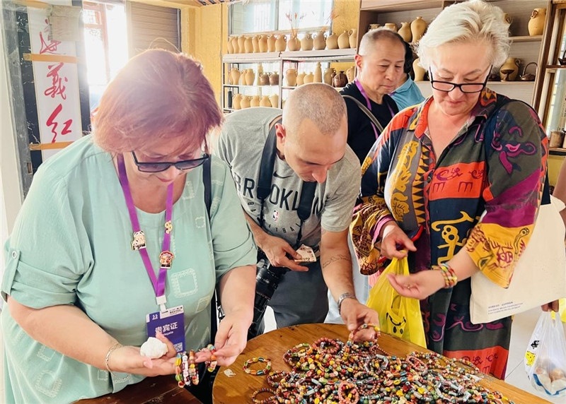 歐亞媒體考察團(tuán)成員在母氏陶藝館內(nèi)挑花了眼，色彩絢麗、質(zhì)地均勻的陶藝手串讓他們愛不釋手?！斑@里的東西都太實(shí)惠了！”塔吉克斯坦《索格特真理報(bào)》政論部主任娜塔利婭·多羅費(fèi)耶娃說?；宓奶厣a(chǎn)品物美價(jià)廉，讓考察團(tuán)成員為家人好友買到了心儀的禮物，也為此次以四川成都為起點(diǎn)，路經(jīng)南充、廣安至貴州遵義的考察行程畫上了圓滿句號。（張亞欣攝）