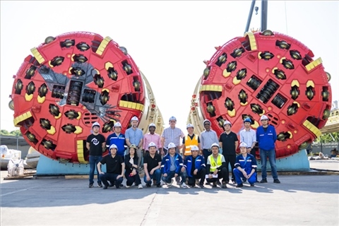 中外員工在盾構(gòu)機(jī)前合影。中國(guó)電建供圖